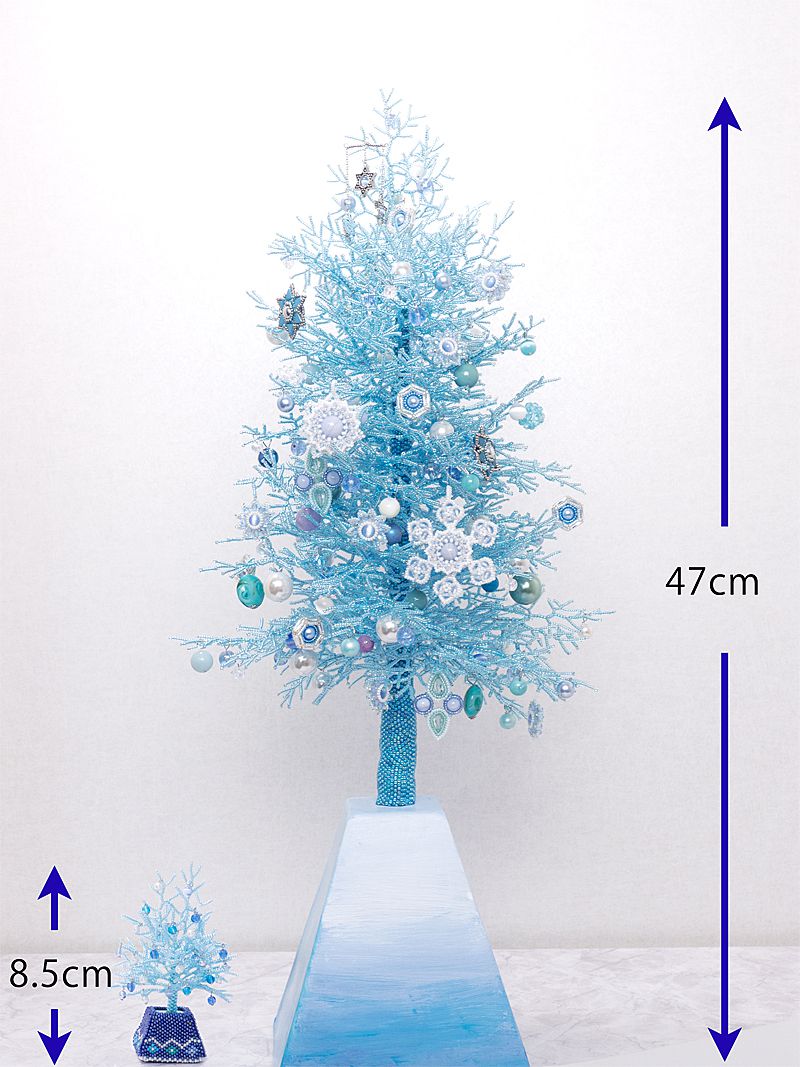 ブルークリスマスツリーとミニチュアのツリーの比較写真
