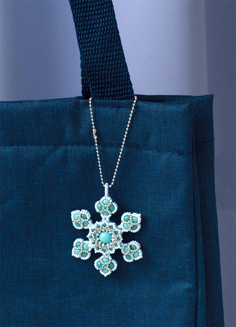 スノーフレークオーナメントをバッグチャームとして