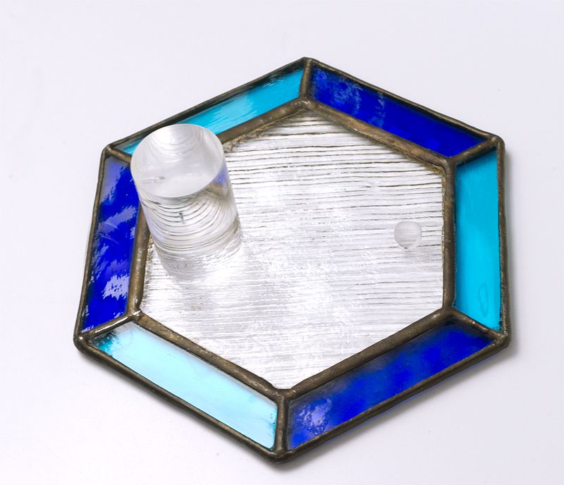 コースターの裏にアクリル棒と丸いビーズを貼った物