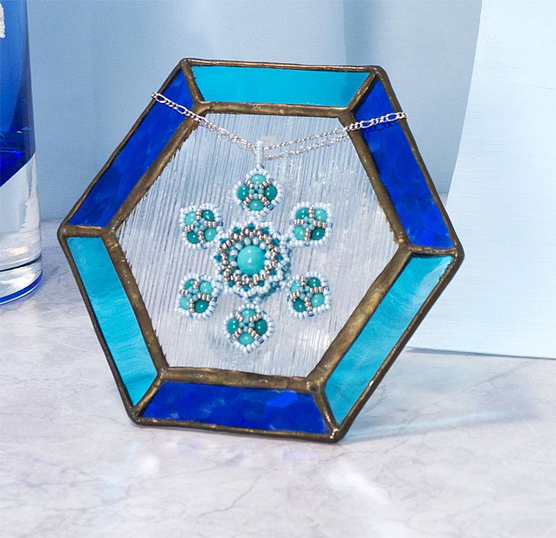 コースターに飾ったスノーフレークオーナメント