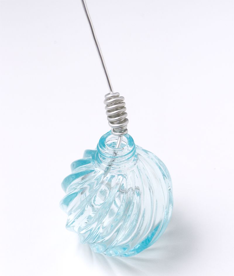 花瓶の口にワイヤーをねじった部分を合わせて