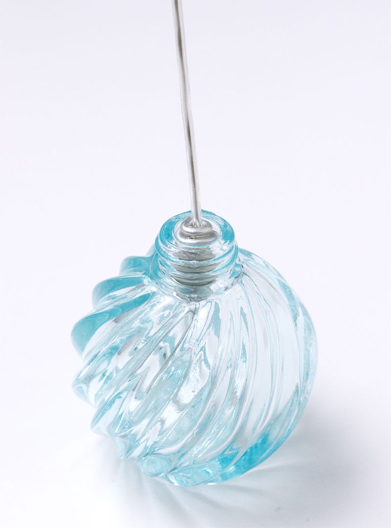 花瓶の口にワイヤーをねじった部分を差し込む