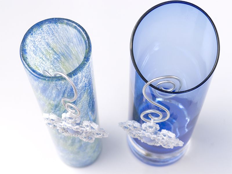 フックを作って花瓶に引っ掛けたスノーフレークオーナメント