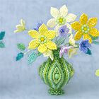 3種類の小花のアレンジメントと縞模様の花瓶