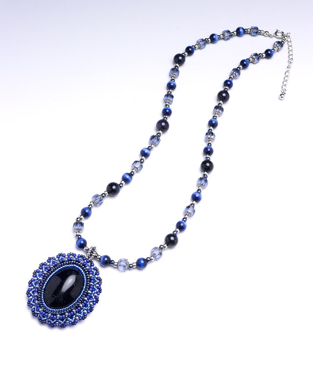 Zigzag pattern Pendant: closeup of the blue iris necklace