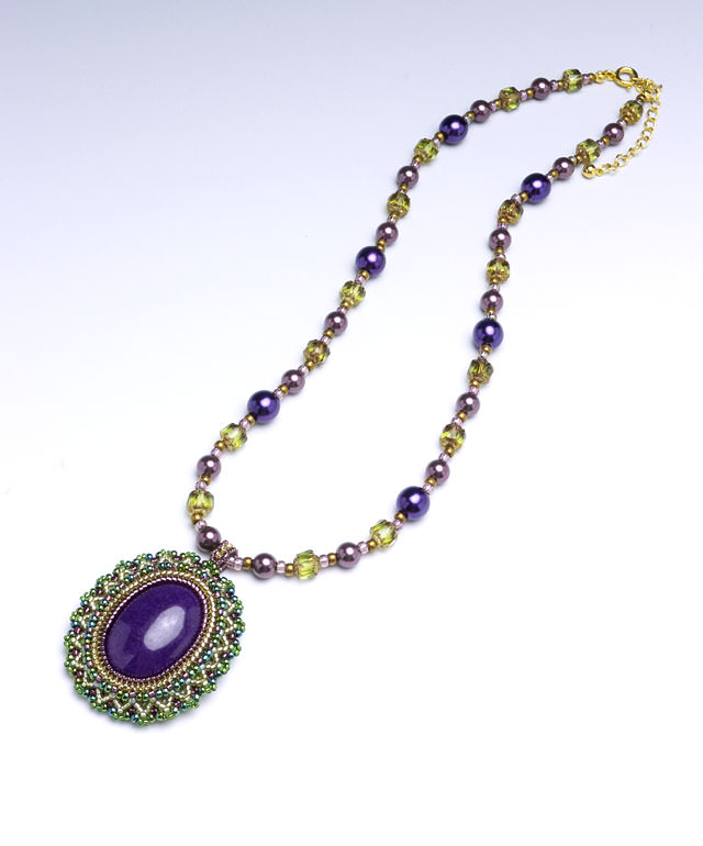 Zigzag pattern Pendant: closeup of the purple necklace