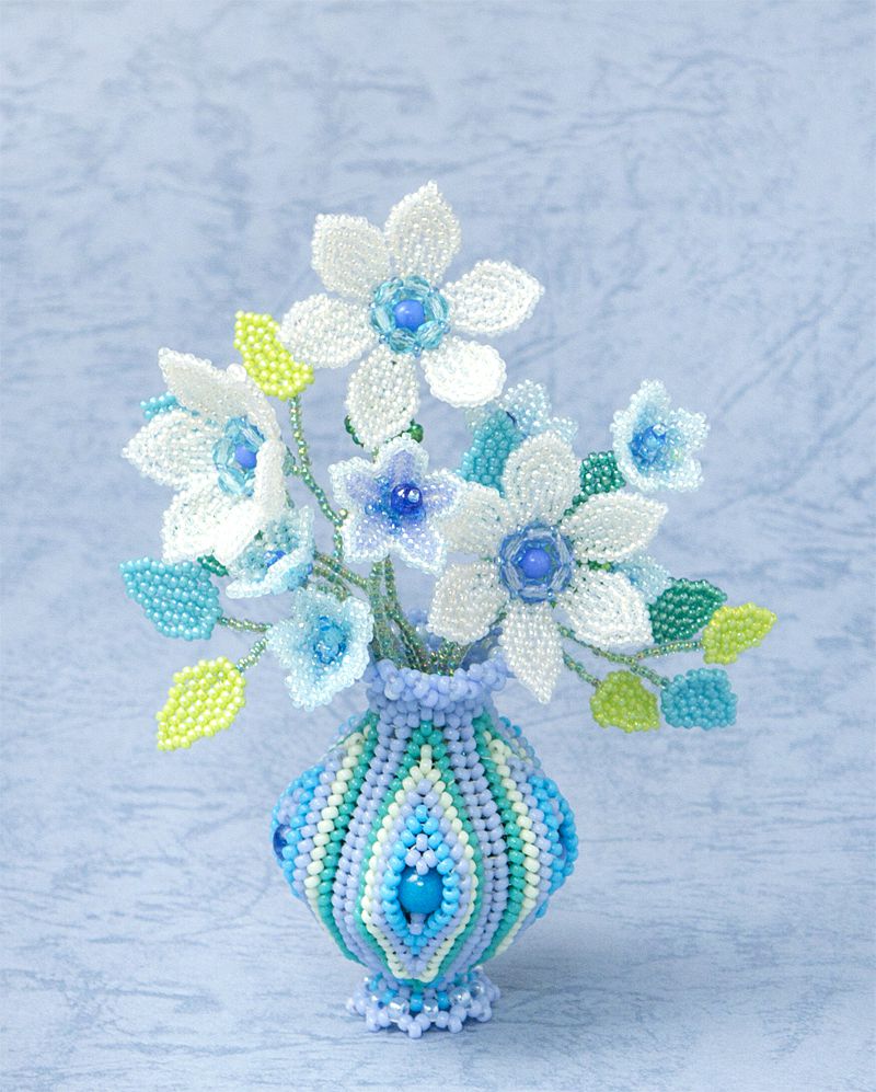 ホワイト＆ライトブルーの花束とアクアの縞模様の花瓶