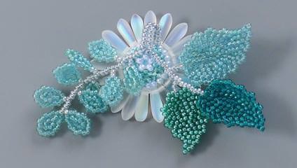 ビーズの花1個のコサージュ・裏