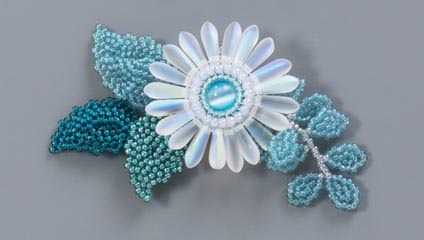 ビーズの花1個のコサージュ・表