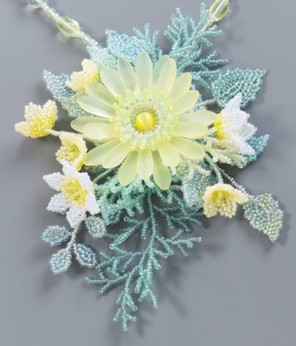 ビーズの花数個の大き目のコサージュ・表