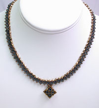 ダイヤモンドチェインステッチ(Diamond Chain)を応用したネックレス・ブロンズ&ブラック